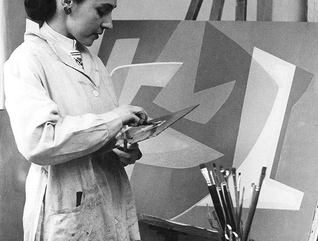 Araceli Gilbert in her studio. Paris, 1952. Photo: Lund Hansen.