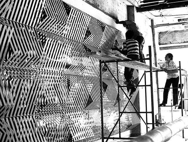Araceli Gilbert during the assembly of her "Kinetic Mural" in the Central Bank of Guayaquil, 1981. Photo: Rolf Blomberg.